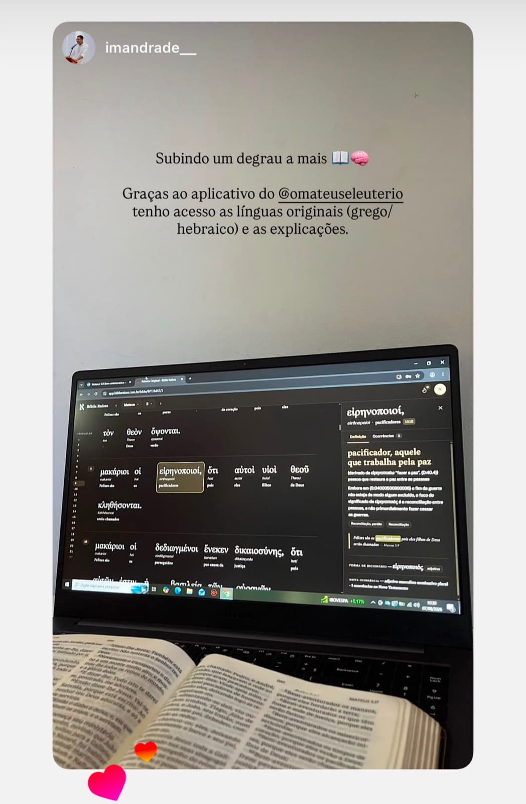 Story de um leitor mostrando o Bíblia Raízes em uso com uma Bíblia aberta e destacando o acesso ao grego, ao hebraico e às explicações.